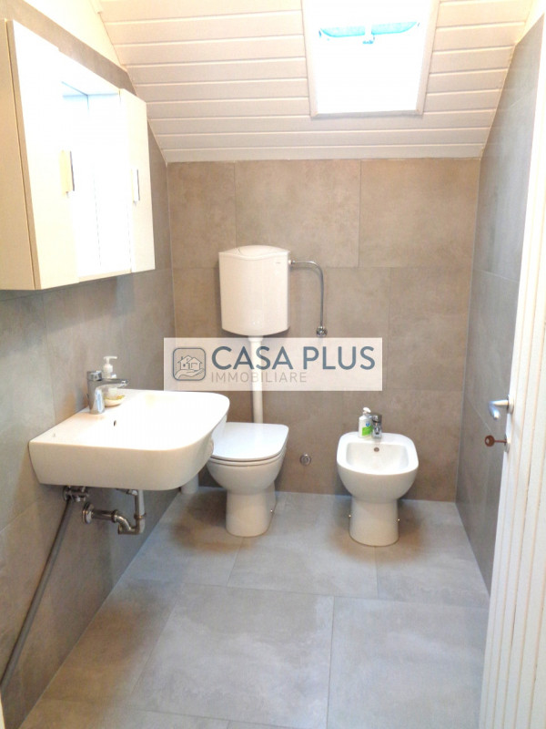 In palazzina Liberty posto al piano ultimo:  Mansardina travata pari al nuovo e completamente arr...