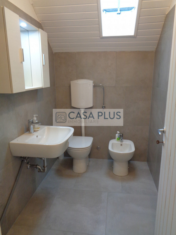 In palazzina Liberty posto al piano ultimo:  OCCASIONE di Mansardina travata pari al nuovo e comp...