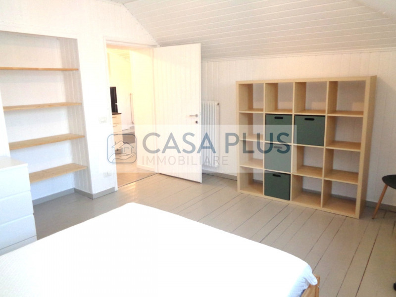 In palazzina Liberty posto al piano ultimo:  Mansardina travata pari al nuovo e completamente arr...