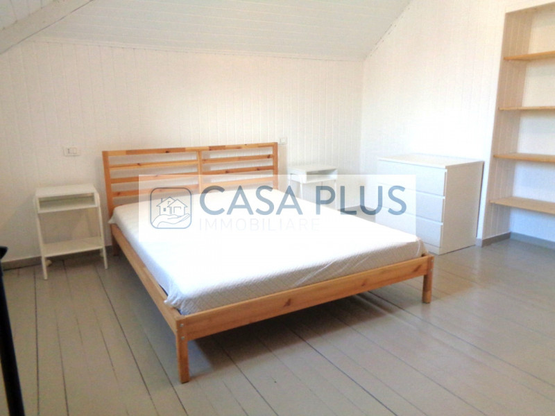 In palazzina Liberty posto al piano ultimo:  Mansardina travata pari al nuovo e completamente arr...