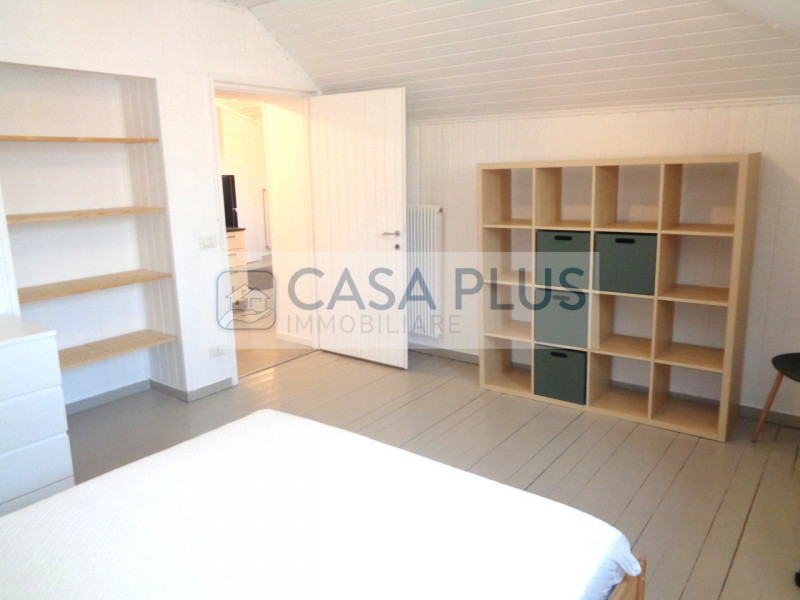 In palazzina Liberty posto al piano ultimo:  OCCASIONE di Mansardina travata pari al nuovo e comp...