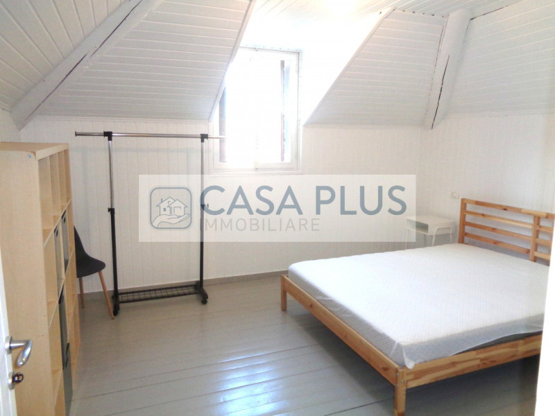 In palazzina Liberty posto al piano ultimo:  Mansardina travata pari al nuovo e completamente arr...