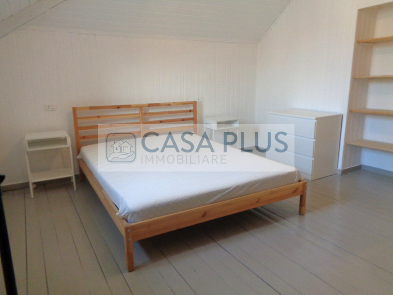 In palazzina Liberty posto al piano ultimo:  OCCASIONE di Mansardina travata pari al nuovo e comp...