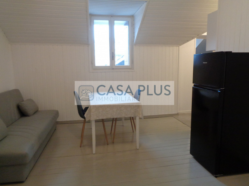 In palazzina Liberty posto al piano ultimo: Mansardina travata pari al nuovo e completamente arre...