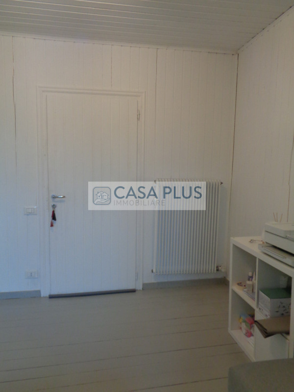 In palazzina Liberty posto al piano ultimo: Mansardina travata pari al nuovo e completamente arre...