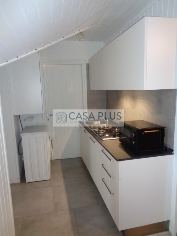 In palazzina Liberty posto al piano ultimo: Mansardina travata pari al nuovo e completamente arre...