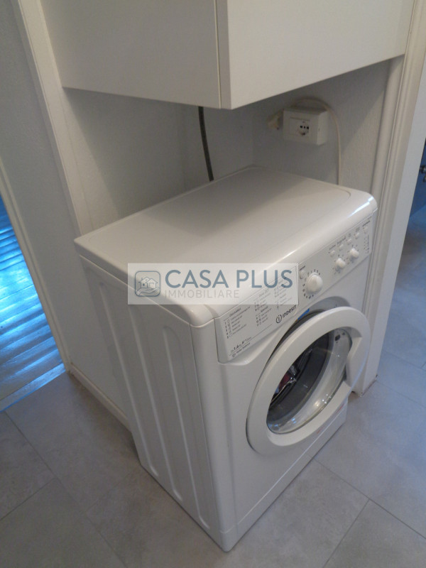 In palazzina Liberty posto al piano ultimo: Mansardina travata pari al nuovo e completamente arre...