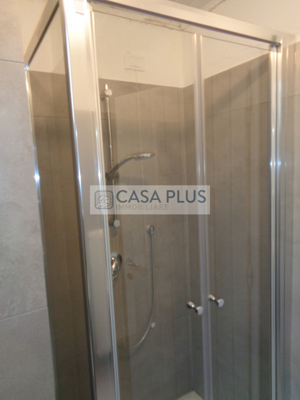 In palazzina Liberty posto al piano ultimo: Mansardina travata pari al nuovo e completamente arre...