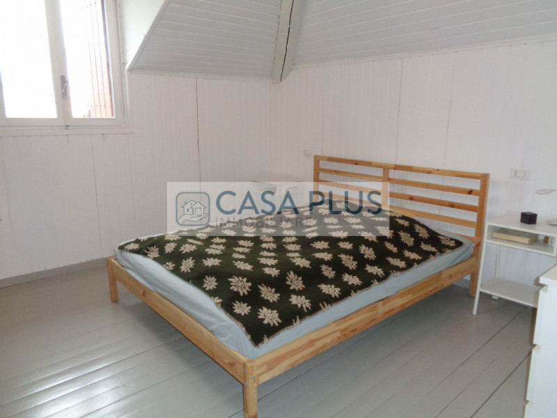 In palazzina Liberty posto al piano ultimo: Mansardina travata pari al nuovo e completamente arre...