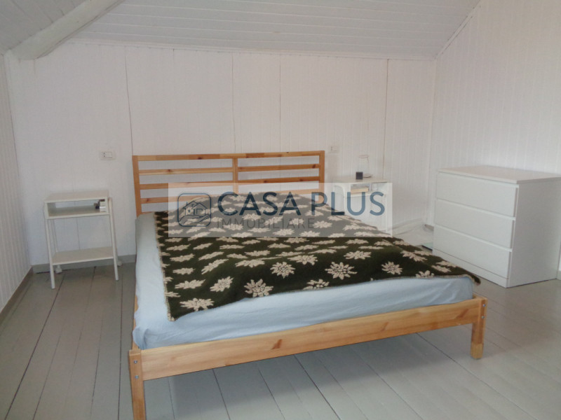 In palazzina Liberty posto al piano ultimo: Mansardina travata pari al nuovo e completamente arre...