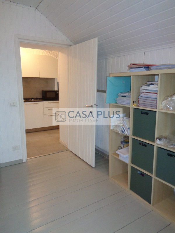 In palazzina Liberty posto al piano ultimo: Mansardina travata pari al nuovo e completamente arre...