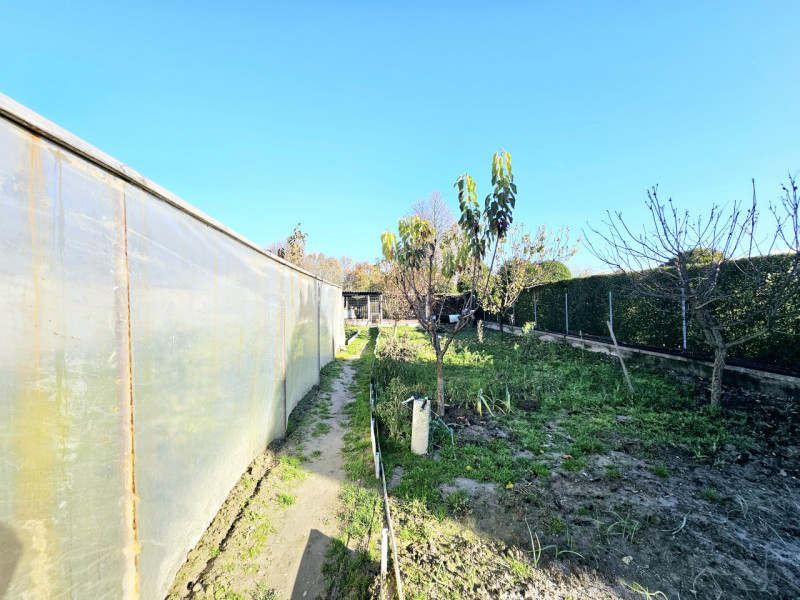 Proponiamo in vendita a Merlara, abitazione singola recentemente ristrutturata, con giardino escl...