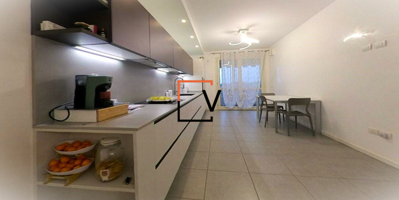 V395 - Proponiamo in vendita esclusiva introvabile appartamento con 3 camere servito da ascensore...