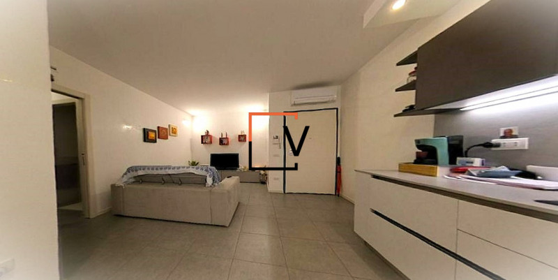 V395 - Proponiamo in vendita esclusiva introvabile appartamento con 3 camere servito da ascensore...