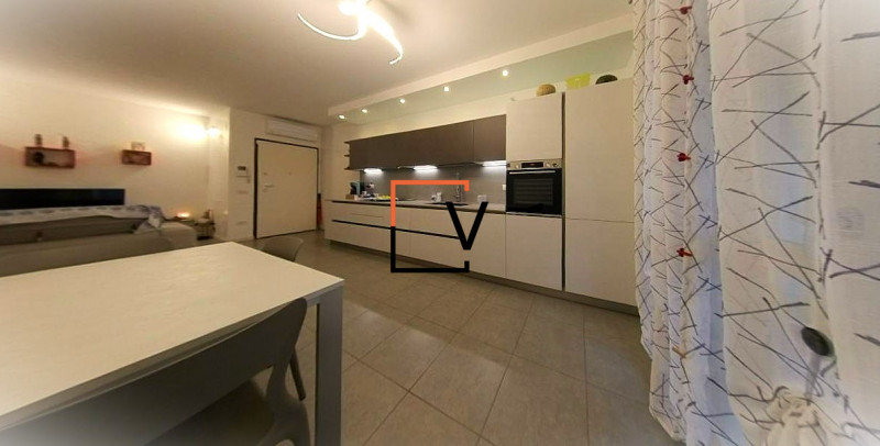 V395 - Proponiamo in vendita esclusiva introvabile appartamento con 3 camere servito da ascensore...