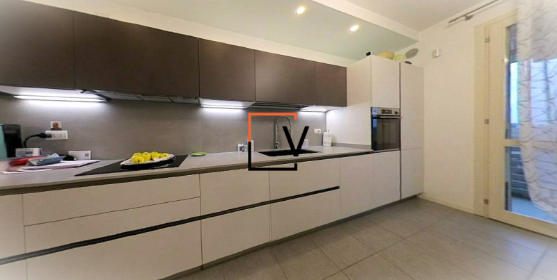 V395 - Proponiamo in vendita esclusiva introvabile appartamento con 3 camere servito da ascensore...