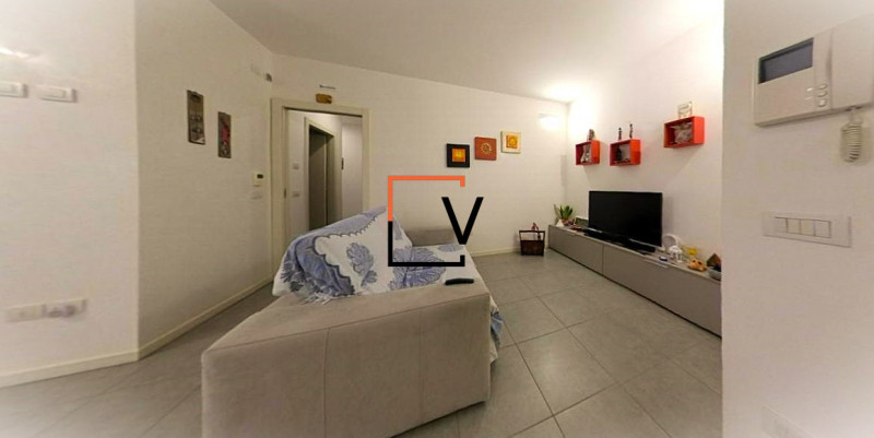 V395 - Proponiamo in vendita esclusiva introvabile appartamento con 3 camere servito da ascensore...