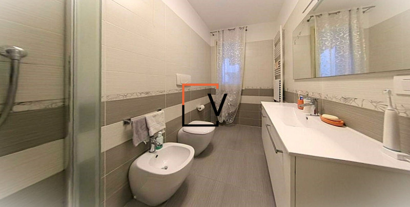 V395 - Proponiamo in vendita esclusiva introvabile appartamento con 3 camere servito da ascensore...