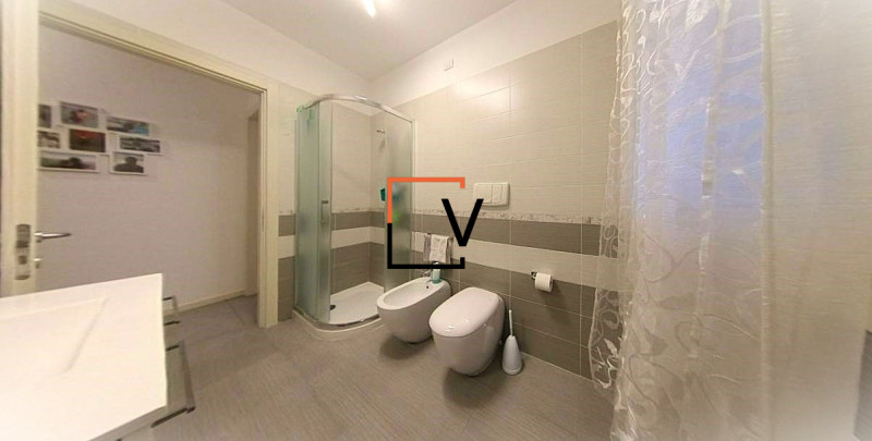 V395 - Proponiamo in vendita esclusiva introvabile appartamento con 3 camere servito da ascensore...