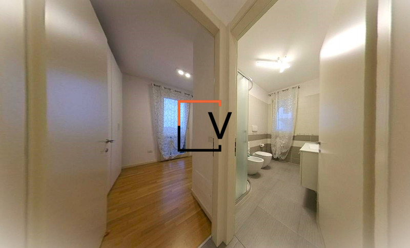 V395 - Proponiamo in vendita esclusiva introvabile appartamento con 3 camere servito da ascensore...