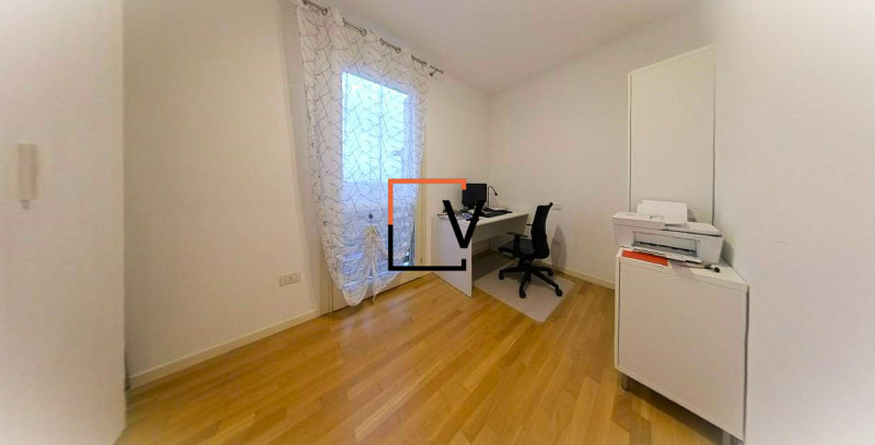 V395 - Proponiamo in vendita esclusiva introvabile appartamento con 3 camere servito da ascensore...