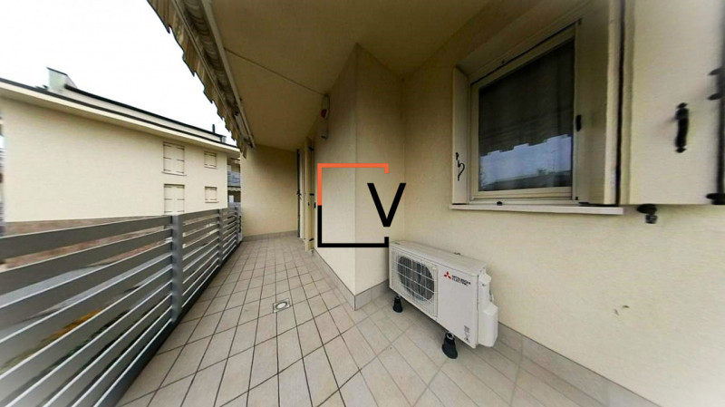 V395 - Proponiamo in vendita esclusiva introvabile appartamento con 3 camere servito da ascensore...