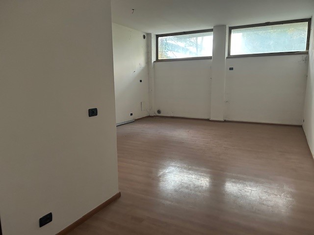 SANT'AGOSTINO in zona di passaggio, residenziale, con ottima possibilità di parcheggio, proponiam...