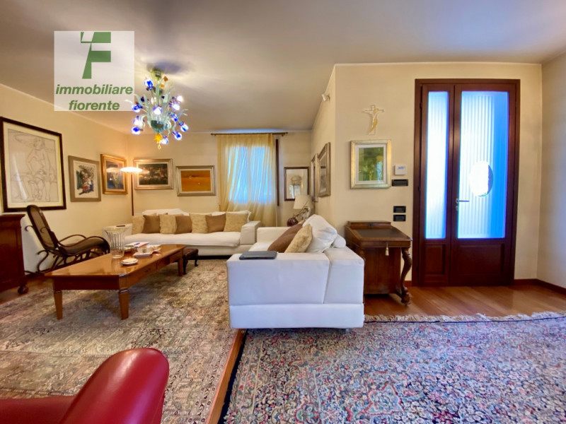 SIGNORILE, LUMINOSA, IMPECCABILE CON OTTIME FINITURE, IN ZONA CENTRALE 1/2 BIFAMILIARE IN VERTICA...