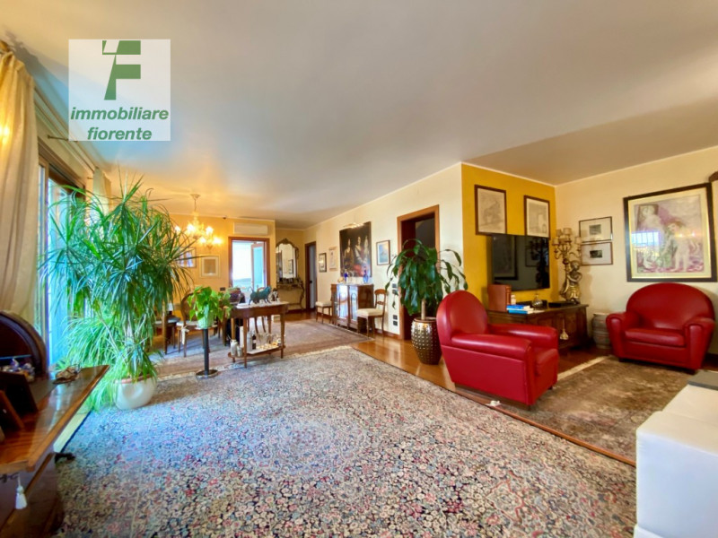 SIGNORILE, LUMINOSA, IMPECCABILE CON OTTIME FINITURE, IN ZONA CENTRALE 1/2 BIFAMILIARE IN VERTICA...