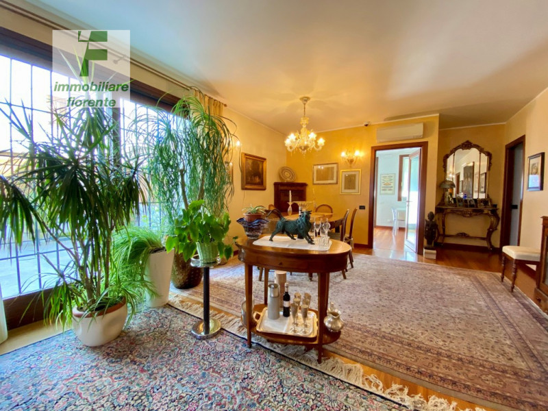 SIGNORILE, LUMINOSA, IMPECCABILE CON OTTIME FINITURE, IN ZONA CENTRALE 1/2 BIFAMILIARE IN VERTICA...