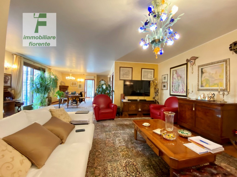 SIGNORILE, LUMINOSA, IMPECCABILE CON OTTIME FINITURE, IN ZONA CENTRALE 1/2 BIFAMILIARE IN VERTICA...