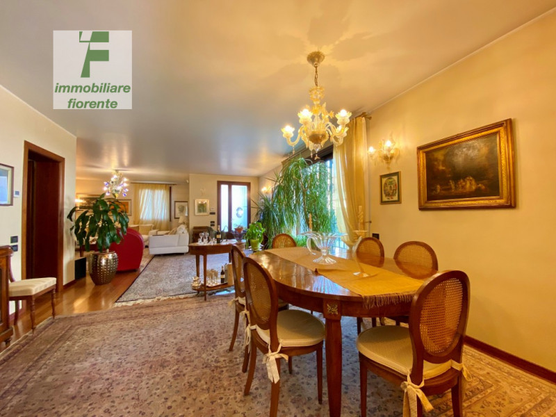 SIGNORILE, LUMINOSA, IMPECCABILE CON OTTIME FINITURE, IN ZONA CENTRALE 1/2 BIFAMILIARE IN VERTICA...