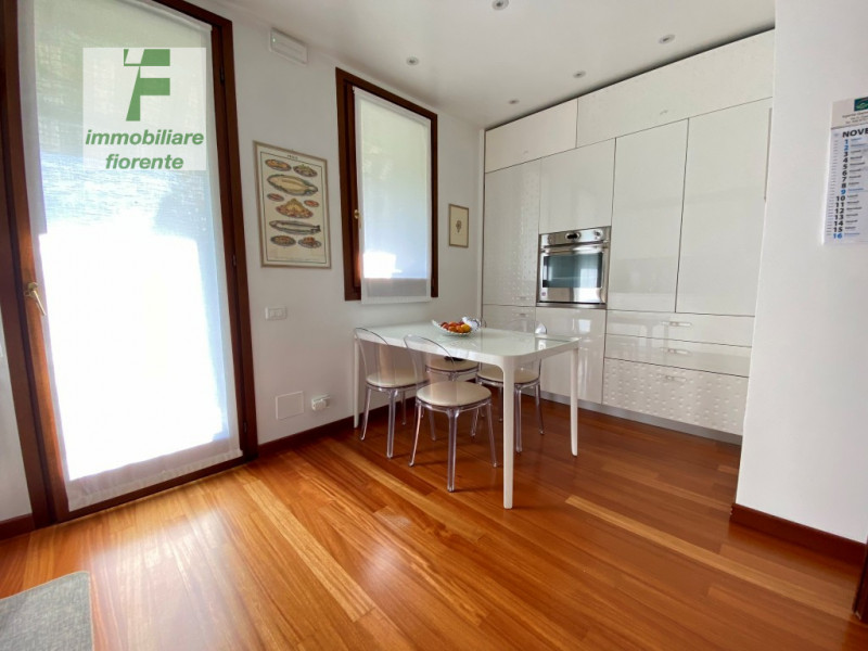 SIGNORILE, LUMINOSA, IMPECCABILE CON OTTIME FINITURE, IN ZONA CENTRALE 1/2 BIFAMILIARE IN VERTICA...