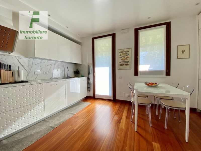 SIGNORILE, LUMINOSA, IMPECCABILE CON OTTIME FINITURE, IN ZONA CENTRALE 1/2 BIFAMILIARE IN VERTICA...