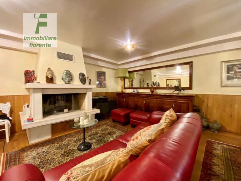 SIGNORILE, LUMINOSA, IMPECCABILE CON OTTIME FINITURE, IN ZONA CENTRALE 1/2 BIFAMILIARE IN VERTICA...