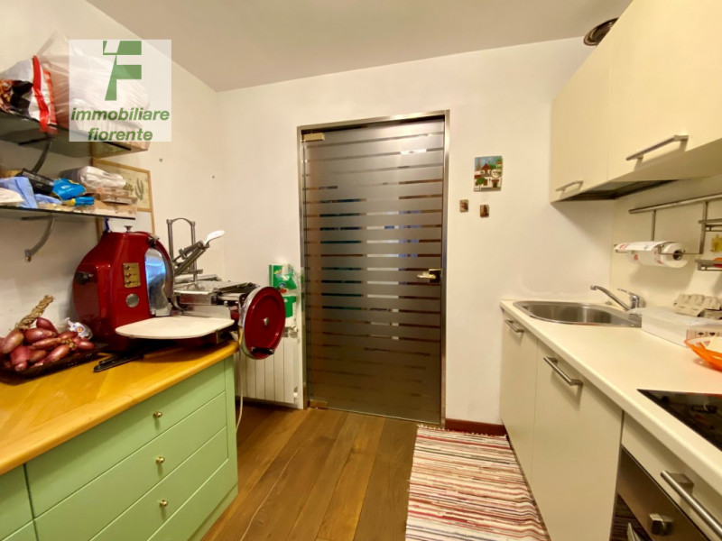 SIGNORILE, LUMINOSA, IMPECCABILE CON OTTIME FINITURE, IN ZONA CENTRALE 1/2 BIFAMILIARE IN VERTICA...