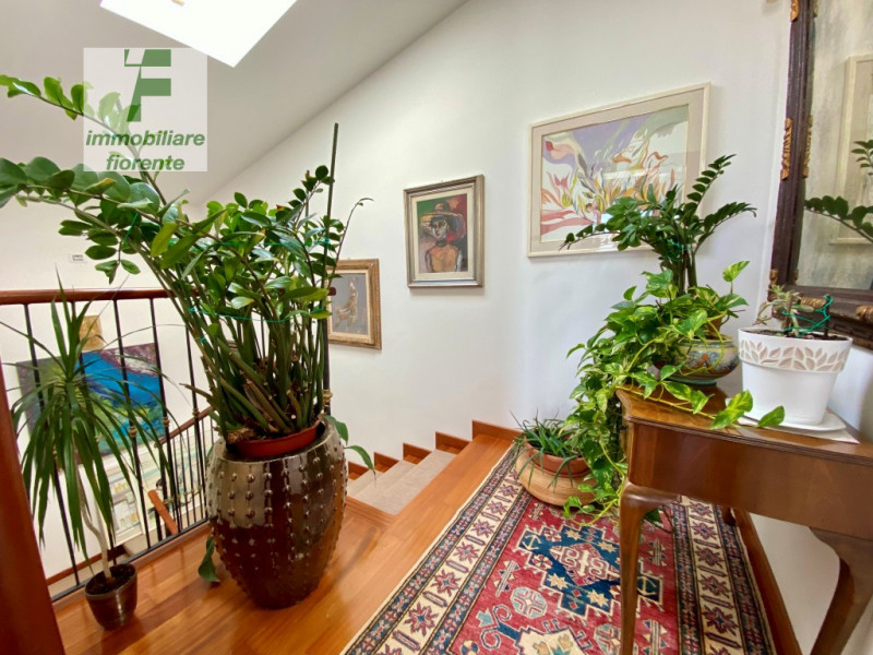 SIGNORILE, LUMINOSA, IMPECCABILE CON OTTIME FINITURE, IN ZONA CENTRALE 1/2 BIFAMILIARE IN VERTICA...