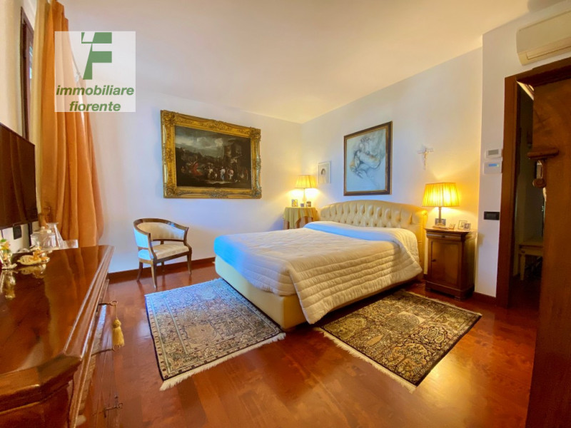 SIGNORILE, LUMINOSA, IMPECCABILE CON OTTIME FINITURE, IN ZONA CENTRALE 1/2 BIFAMILIARE IN VERTICA...