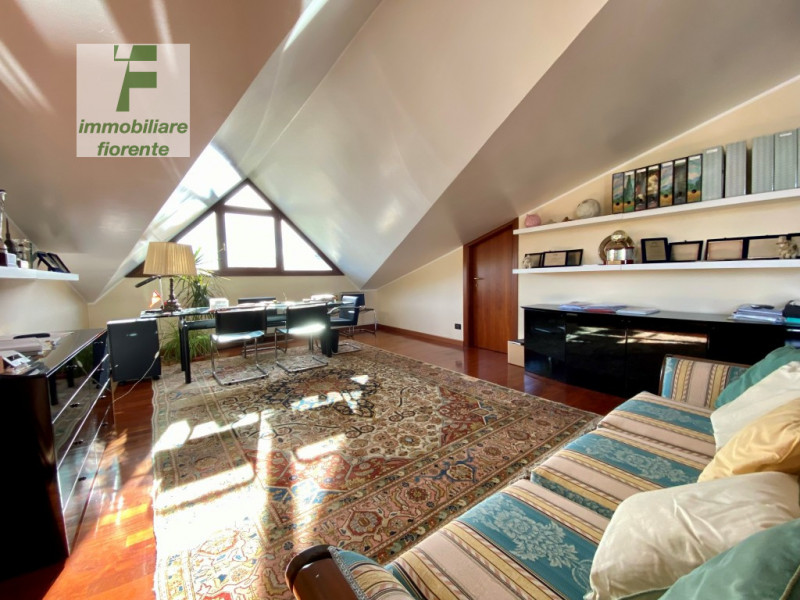 SIGNORILE, LUMINOSA, IMPECCABILE CON OTTIME FINITURE, IN ZONA CENTRALE 1/2 BIFAMILIARE IN VERTICA...