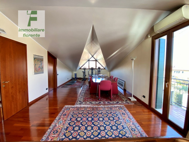 SIGNORILE, LUMINOSA, IMPECCABILE CON OTTIME FINITURE, IN ZONA CENTRALE 1/2 BIFAMILIARE IN VERTICA...