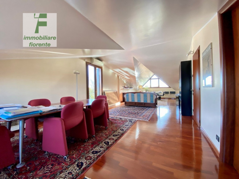 SIGNORILE, LUMINOSA, IMPECCABILE CON OTTIME FINITURE, IN ZONA CENTRALE 1/2 BIFAMILIARE IN VERTICA...