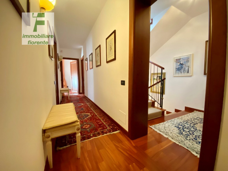 SIGNORILE, LUMINOSA, IMPECCABILE CON OTTIME FINITURE, IN ZONA CENTRALE 1/2 BIFAMILIARE IN VERTICA...