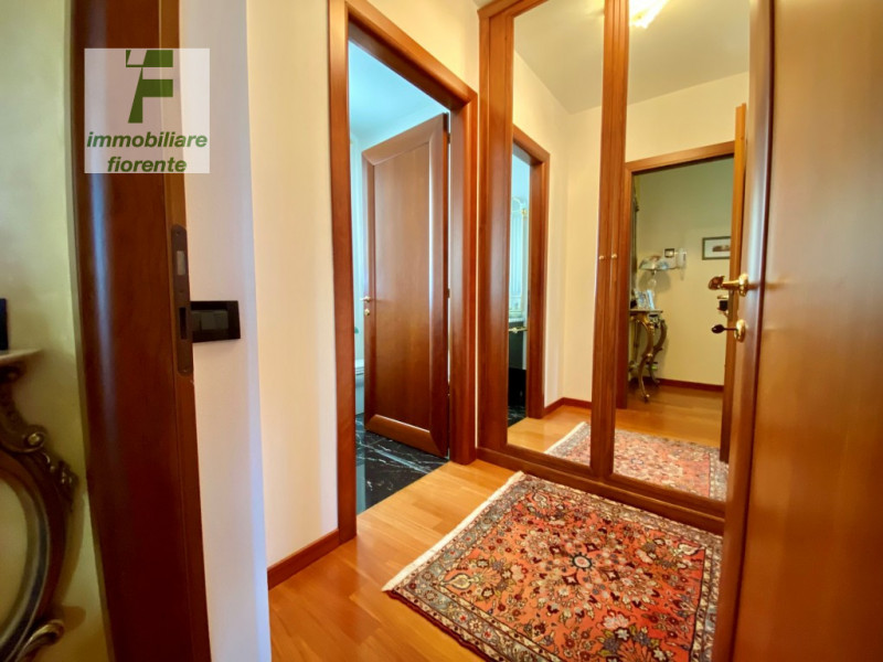 SIGNORILE, LUMINOSA, IMPECCABILE CON OTTIME FINITURE, IN ZONA CENTRALE 1/2 BIFAMILIARE IN VERTICA...