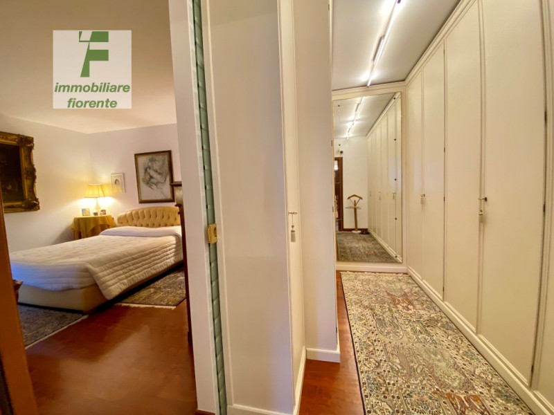 SIGNORILE, LUMINOSA, IMPECCABILE CON OTTIME FINITURE, IN ZONA CENTRALE 1/2 BIFAMILIARE IN VERTICA...