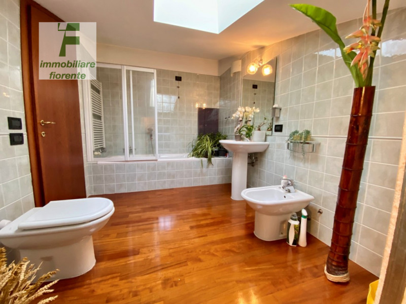 SIGNORILE, LUMINOSA, IMPECCABILE CON OTTIME FINITURE, IN ZONA CENTRALE 1/2 BIFAMILIARE IN VERTICA...