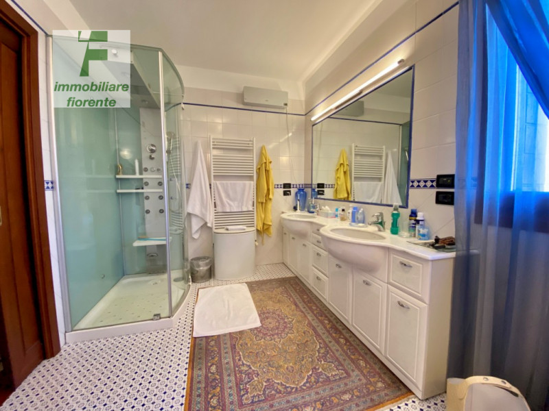 SIGNORILE, LUMINOSA, IMPECCABILE CON OTTIME FINITURE, IN ZONA CENTRALE 1/2 BIFAMILIARE IN VERTICA...