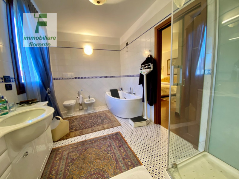 SIGNORILE, LUMINOSA, IMPECCABILE CON OTTIME FINITURE, IN ZONA CENTRALE 1/2 BIFAMILIARE IN VERTICA...