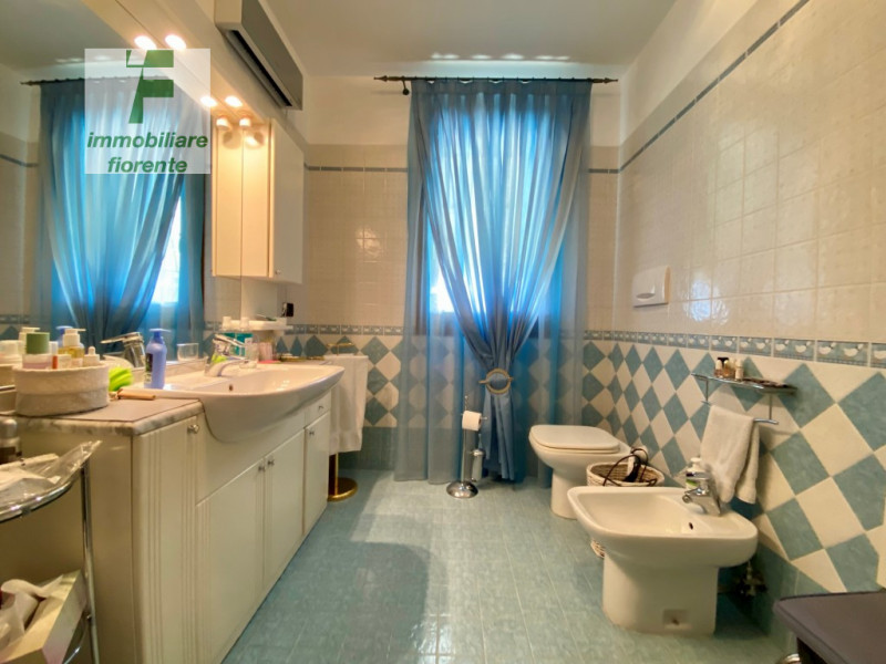 SIGNORILE, LUMINOSA, IMPECCABILE CON OTTIME FINITURE, IN ZONA CENTRALE 1/2 BIFAMILIARE IN VERTICA...