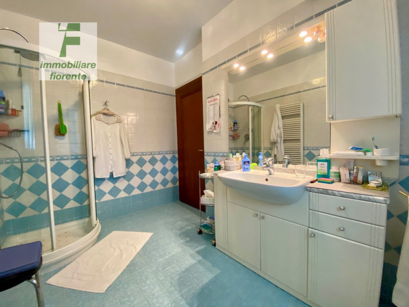 SIGNORILE, LUMINOSA, IMPECCABILE CON OTTIME FINITURE, IN ZONA CENTRALE 1/2 BIFAMILIARE IN VERTICA...