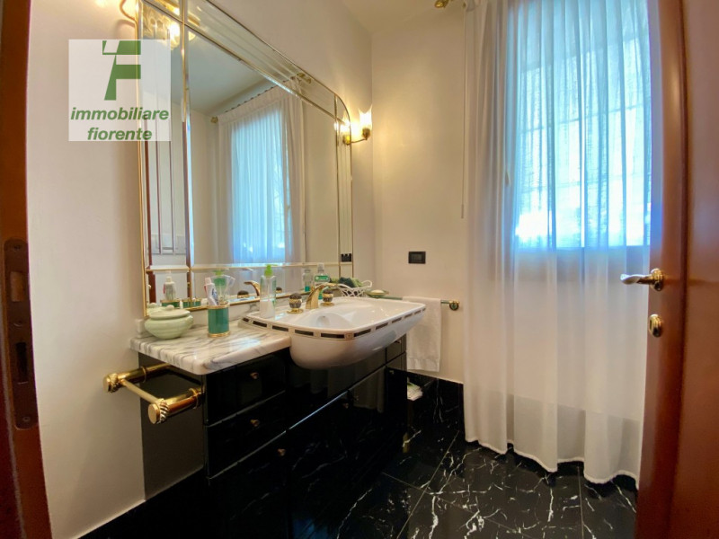 SIGNORILE, LUMINOSA, IMPECCABILE CON OTTIME FINITURE, IN ZONA CENTRALE 1/2 BIFAMILIARE IN VERTICA...